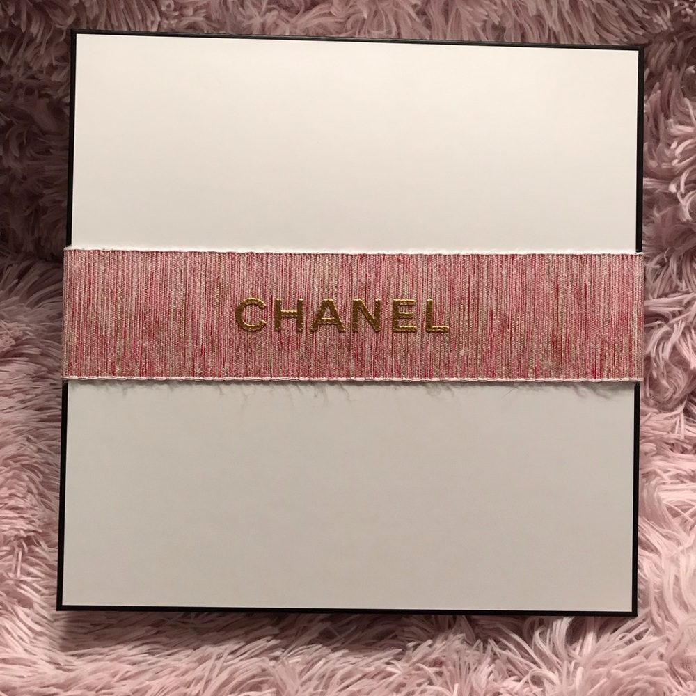 CHANEL LARGE GIFT BOX